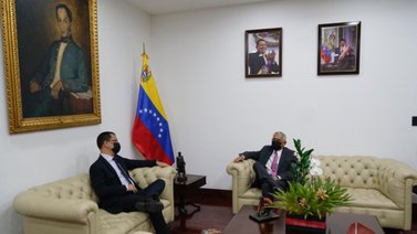 Arreaza coordina con experto electoral observación en los comicios