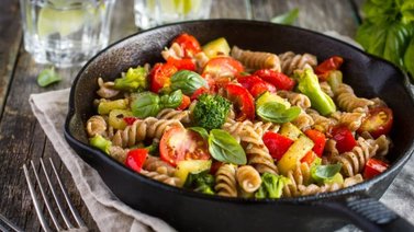 Sana y nutritiva pasta corta con vegetales