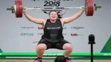 La levantadora de pesas transgénero Laurel Hubbard fue descalificada por fallos La levantadora de pesas transgénero Laurel Hubbard fue descalificada por fallos