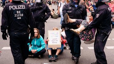 Protestas contra el COVID-19 dejan 500 detenidos en Berlín
