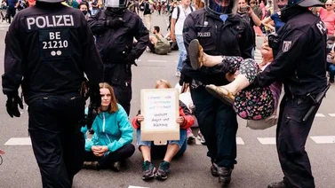 Protestas contra el COVID-19 dejan 500 detenidos en Berlín
