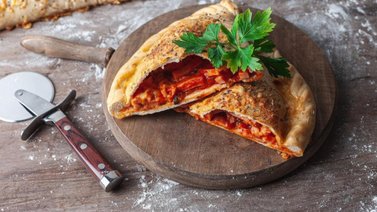 Calzone o pizza envuelta tres quesos