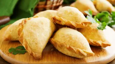 Mini empanaditas de pollo y queso crema Mini empanaditas de pollo y queso crema