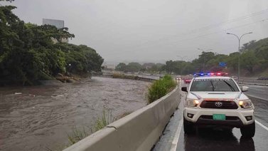 Lluvias causan que aguas del Guaire lleguen a su máximo nivel (+video)