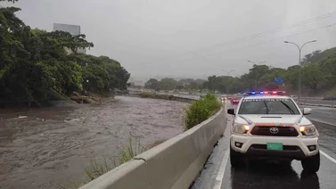 Lluvias causan que aguas del Guaire lleguen a su máximo nivel (+video)