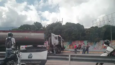 Accidente a la altura de Macaracuay restringe paso vehicular Accidente a la altura de Macaracuay restringe paso vehicular
