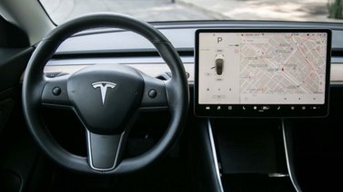 Piloto automático de un Tesla confunde la Luna con un semáforo en amarillo (+Video)