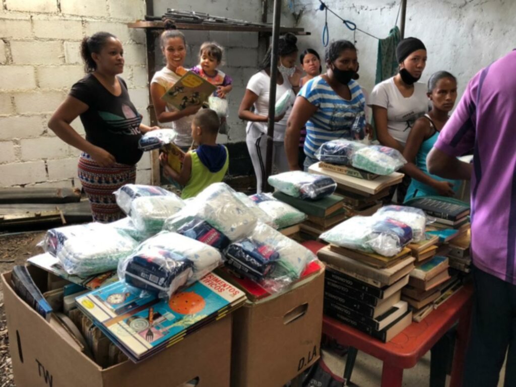 Edgard Raúl Leoni entrega ayuda a las madres de San Agustín