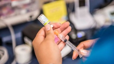 EMA aprueba uso de vacuna anticovid en jóvenes entre 12 y 17 años