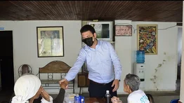 Luis Palocz entrega alimentos a los abuelos de San Judas Tadeo