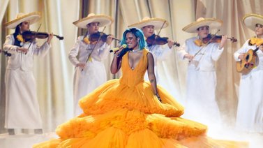 Karol G arrasa con los galardones de Premios Juventud 2021