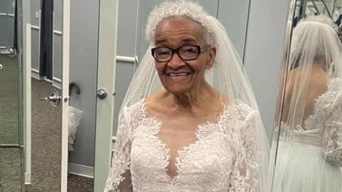 Una mujer se viste de novia por primera vez a los 94 años (+Fotos)