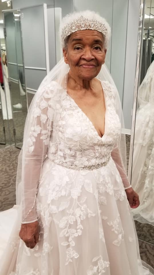 Una mujer se viste de novia por primera vez a los 94 años (+Fotos)