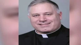 Sacerdote renuncia tras descubrirse sus encuentros homosexuales por Grindr