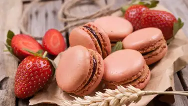 Sutiles macarones con relleno de fresas Sutiles macarones con relleno de fresas