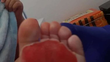Un bebé se quema la piel de los pies en el piso de la cocina debido a fuerte ola de calor en Inglaterra