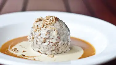 Bococcini de plátano con crocante de merey Bococcini de plátano con crocante de merey