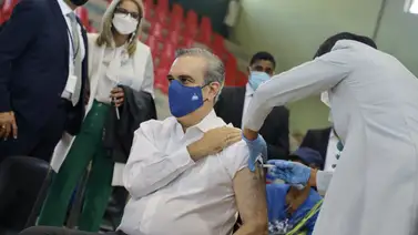 Presidente dominicano recibe tercera dosis de vacuna contra la COVID-19 Presidente dominicano recibe tercera dosis de vacuna contra la COVID-19