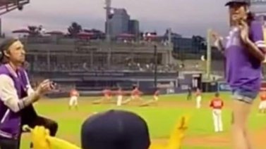 Joven rechaza propuesta de matrimonio durante un juego de béisbol (+Video)