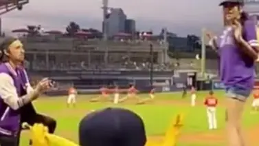 Joven rechaza propuesta de matrimonio durante un juego de béisbol (+Video) Joven rechaza propuesta de matrimonio durante un juego de béisbol (+Video)