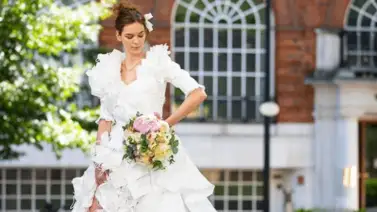 Diseñador confecciona un vestido de novia con 1.500 mascarillas recicladas Diseñador confecciona un vestido de novia con 1.500 mascarillas recicladas