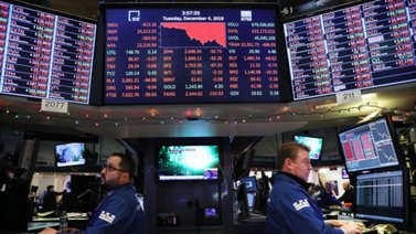 El Dow Jones se desploma 800 puntos por el repunte de la pandemia