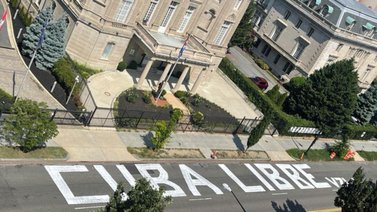 Escriben "Cuba libre" frente a la embajada cubana en Washington