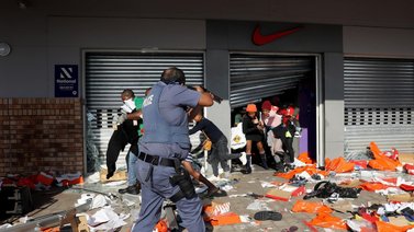 Ascienden a 212 los muertos por los disturbios y saqueos en Sudáfrica