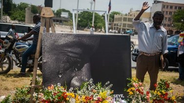 Partidarios de Moise hacen ofrenda floral a una semana de su muerte