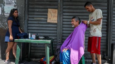Costos de locales empujan a la informalidad a profesionales