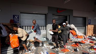 Al menos 45 personas mueren en la ola de violencia y saqueos masivos en Sudáfrica