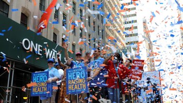 Nueva York celebra fin de las restricciones con un desfile sin mascarillas