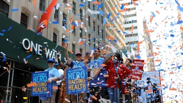 Nueva York celebra fin de las restricciones con un desfile sin mascarillas