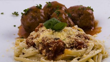 Linguini con salsa napolitana y albóndigas
