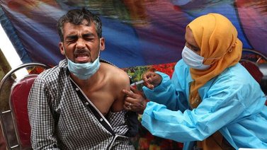 Centros falsos vacunan con agua a miles de personas en la India