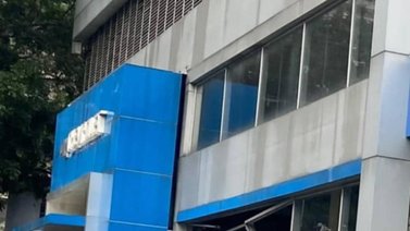 Conductor impacta su carro frente a concesionario