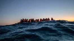 Mueren 43 personas al naufragar un barca precaria frente a la costa de Túnez