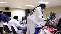 Sudáfrica registra récord de casos de COVID-19 y aprueba vacuna de Sinovac