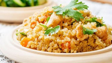 Ensalada mediterránea de pollo y quinoa