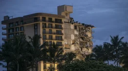 La comunidad de Surfside espera la visita de Biden
