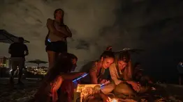 Noche de vigilia en homenaje a víctimas en el derrumbe del edificio Surfside en Miami