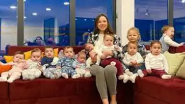 Una joven madre rusa de 23 años quiere tener 100 hijos Una joven madre rusa de 23 años quiere tener 100 hijos