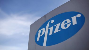 Pfizer suspende venta de su fármaco para dejar de fumar