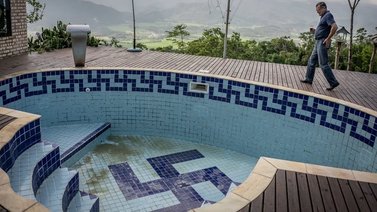 Obligan a un profesor a reformar su piscina para ocultar una esvástica gigante