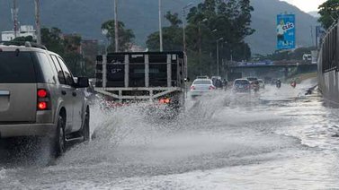 Fuertes lluvias causan inundaciones en varias zonas de Caracas