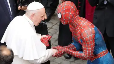 "Spiderman" saluda al papa Francisco en el Vaticano "Spiderman" saluda al papa Francisco en el Vaticano