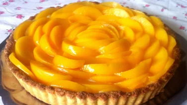 Tartaleta de melocotón deliciosa y crujiente