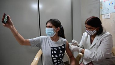 India extiende vacunación gratuita contra el COVID-19 a los mayores de 18