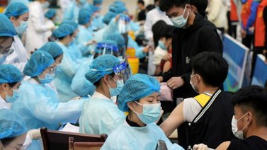 China se convierte en el primer país en aplicar 1.000 millones de vacunas