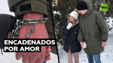 Pareja se encadena para probar su amor y se separan 4 meses después Pareja se encadena para probar su amor y se separan 4 meses después